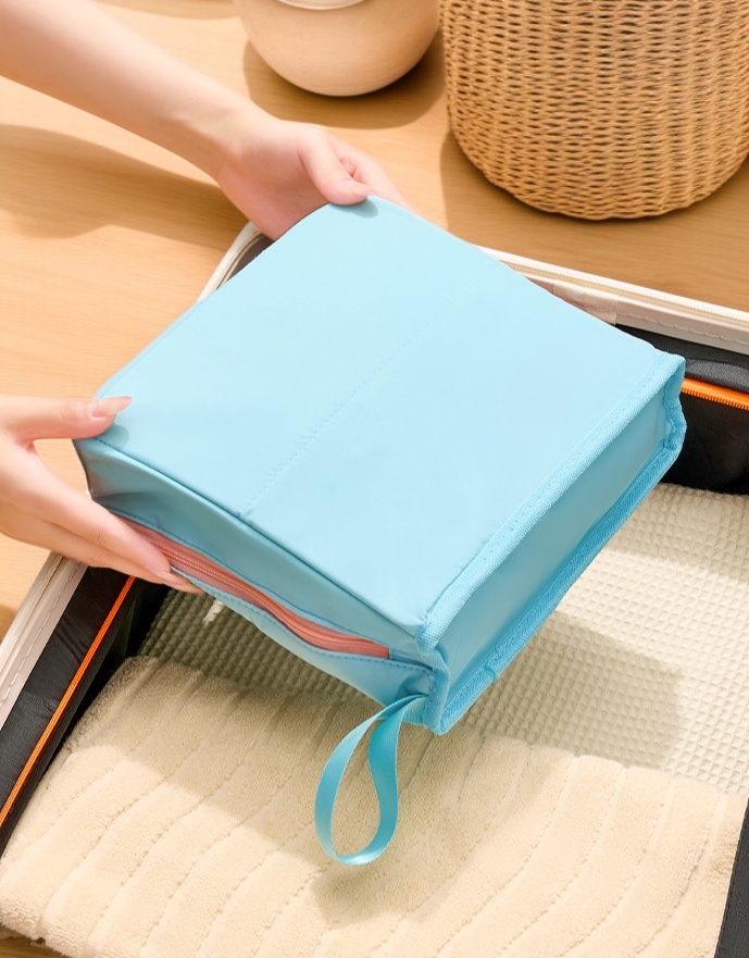 Detalle del cierre de la bolsa de maquillaje plegable