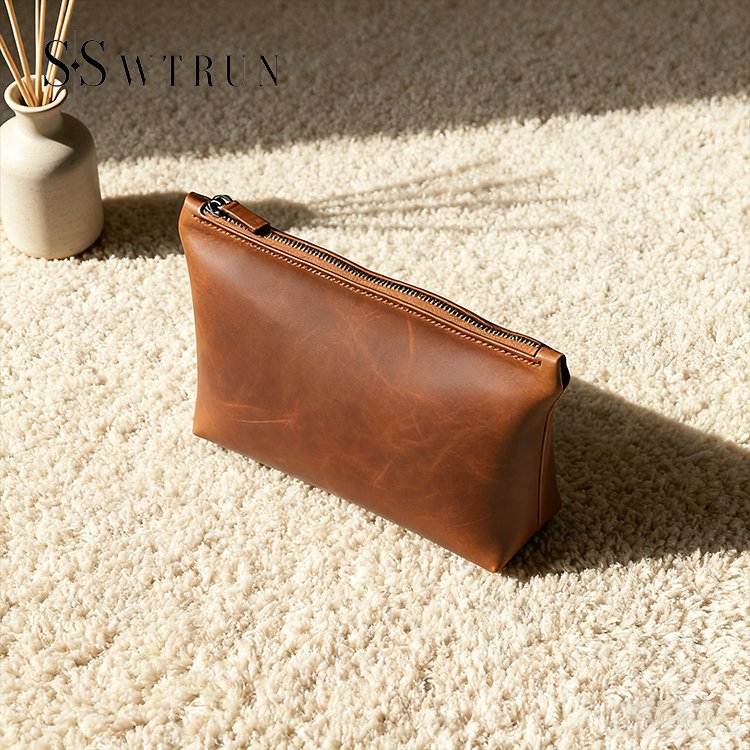 多機能ポケット付き茶色の革製バッグ