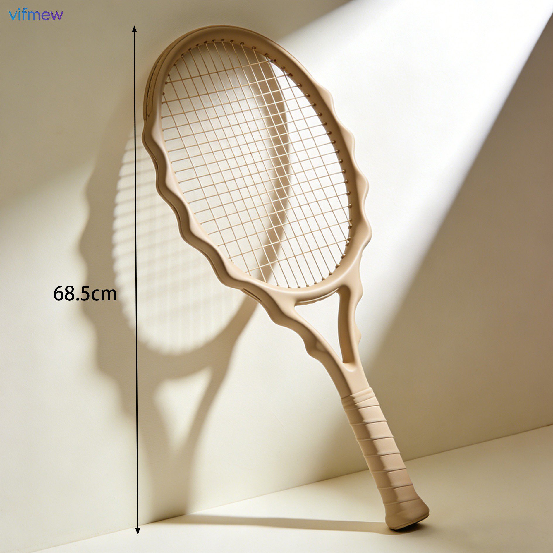 軽量テニスラケットを持つ手元