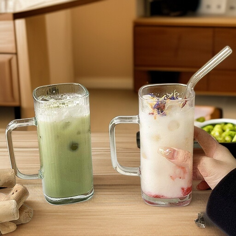 차가운 음료를 담은 투명 유리컵