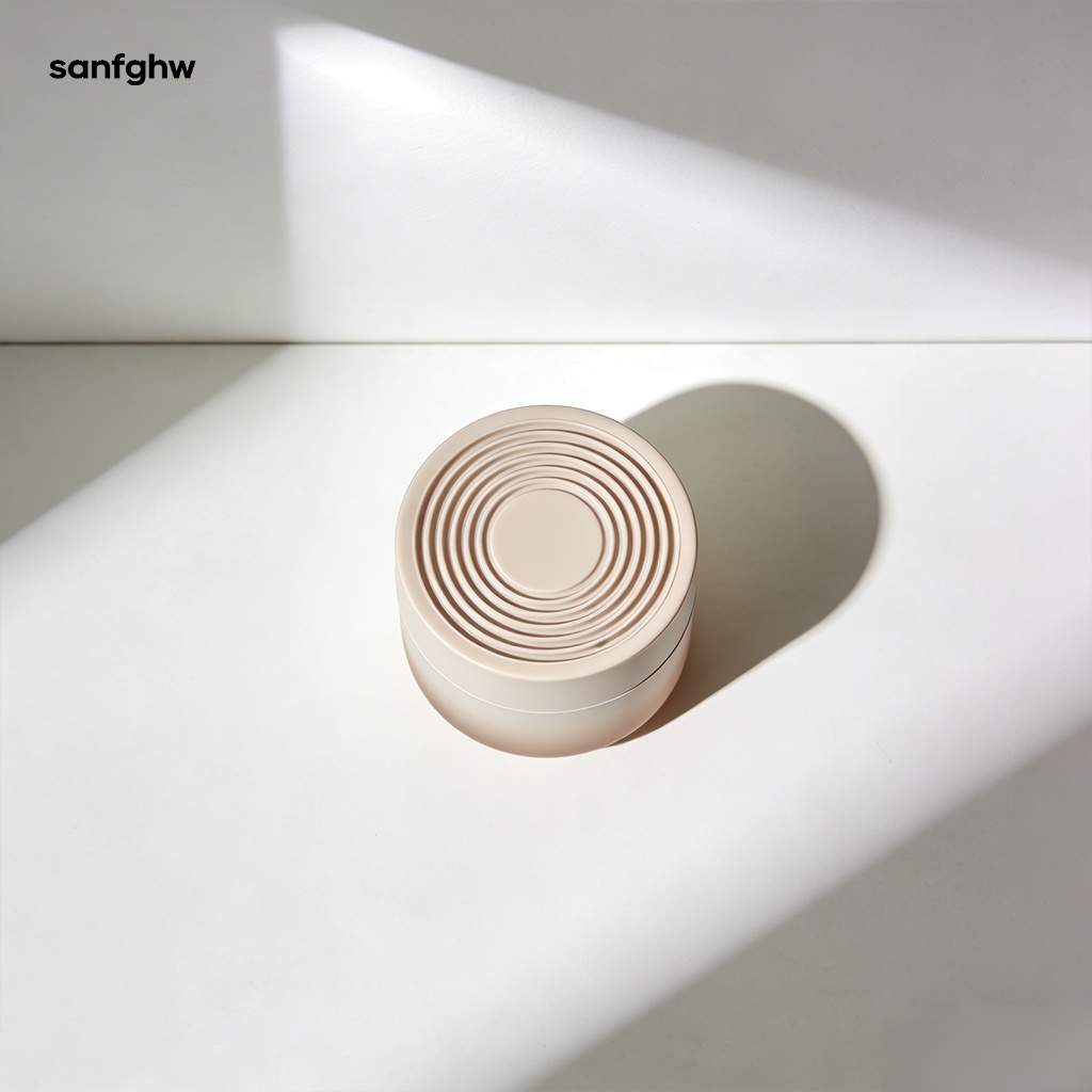 Flasche Haushaltskleidungsgeruchsentferner auf weißem Hintergrund