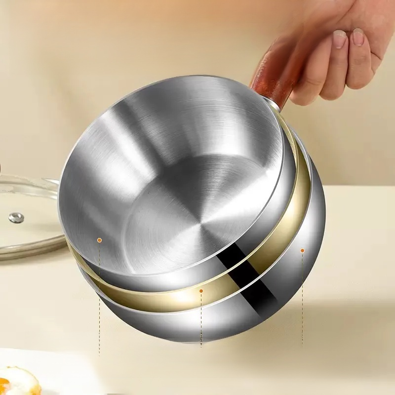 Luxusní mléčný hrnec se zlatou rukojetí a salátová mísa