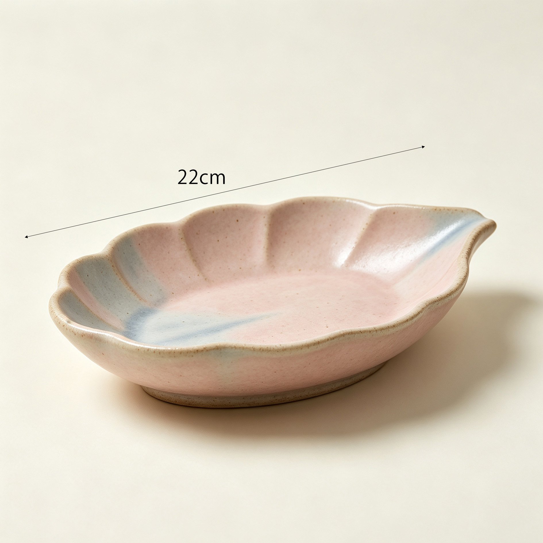 デザートを盛り付けたピンク葉っぱ陶器皿