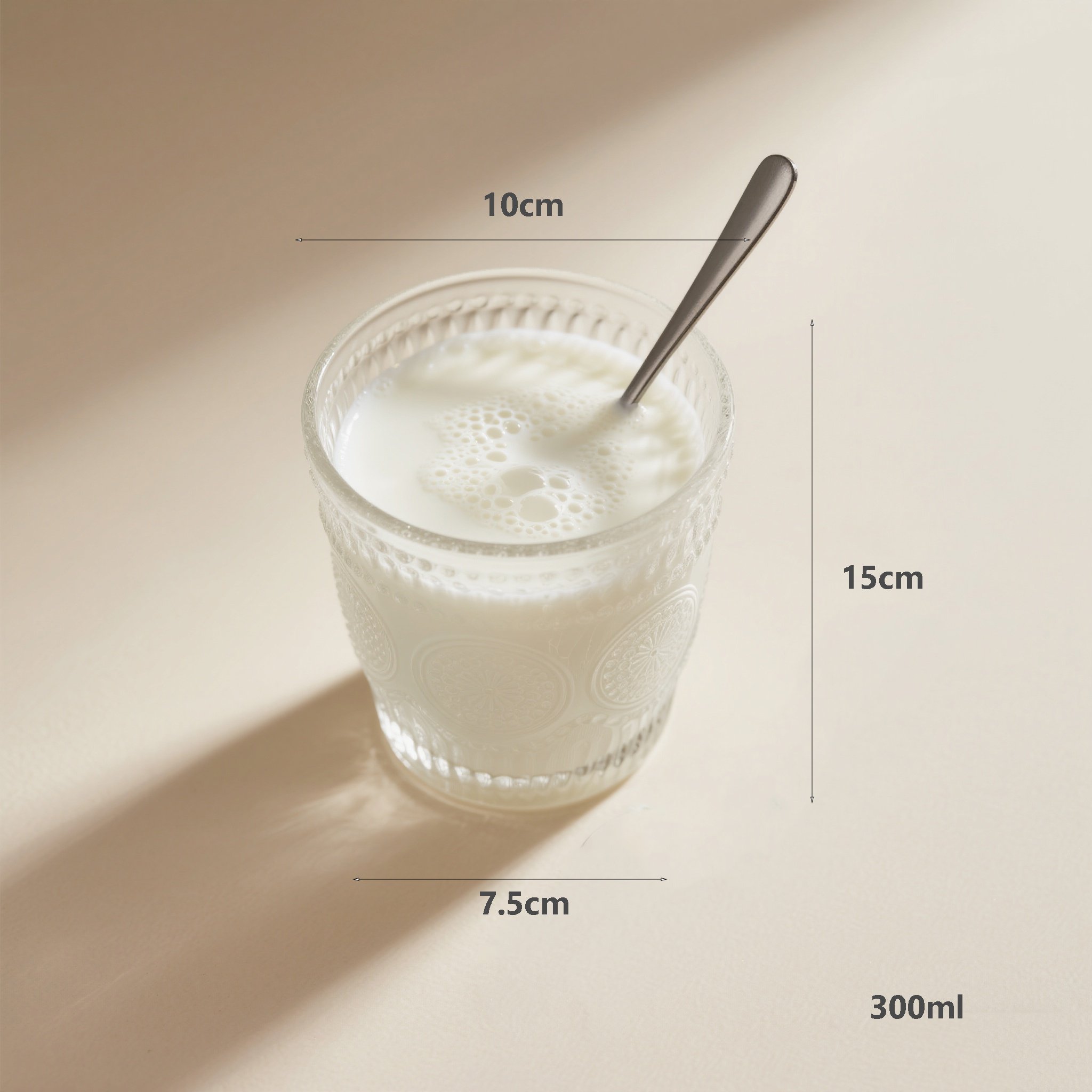 แก้วน้ำแก้วใสสำหรับใช้ในบ้าน