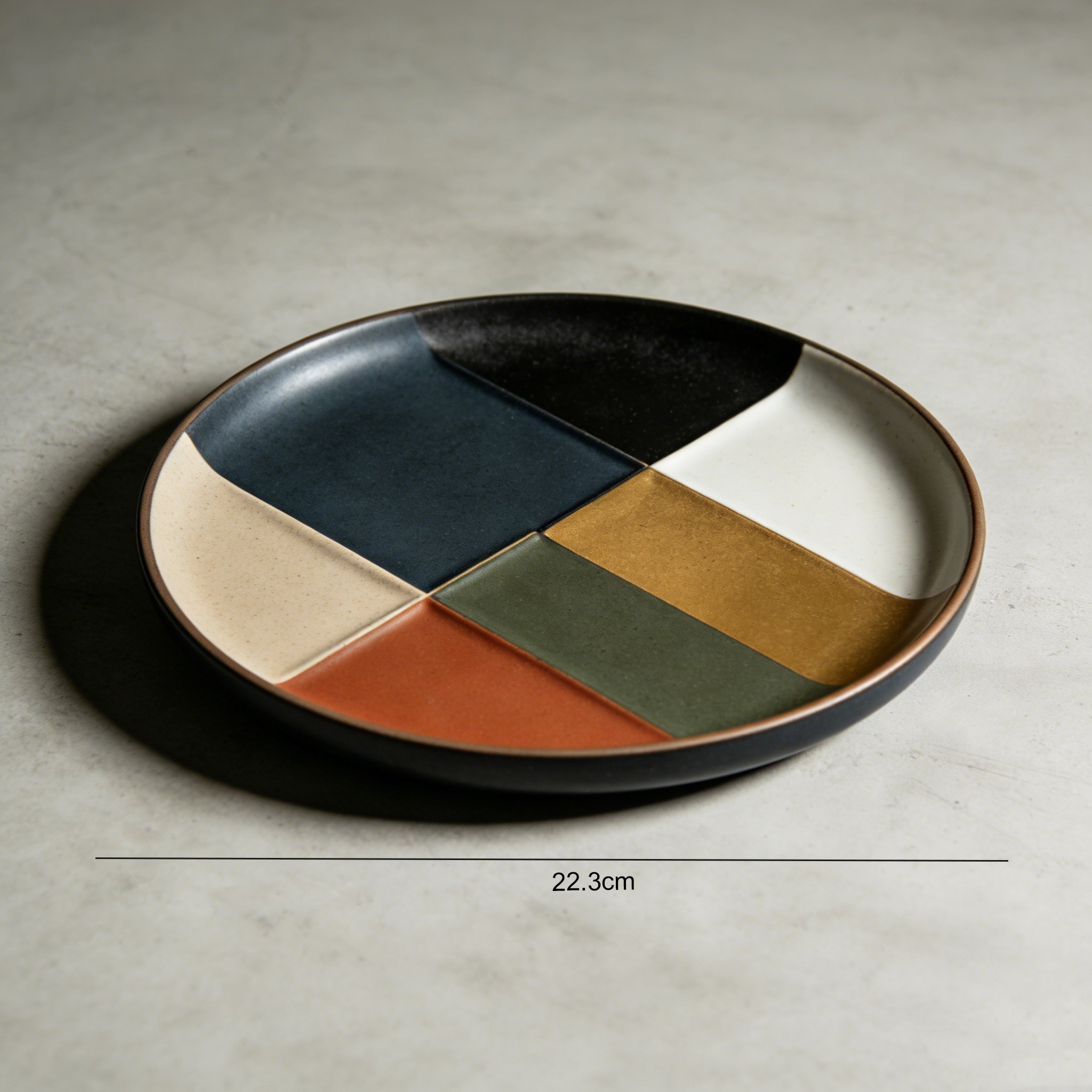 パーティー料理を盛り付けた仕切り付きプレート