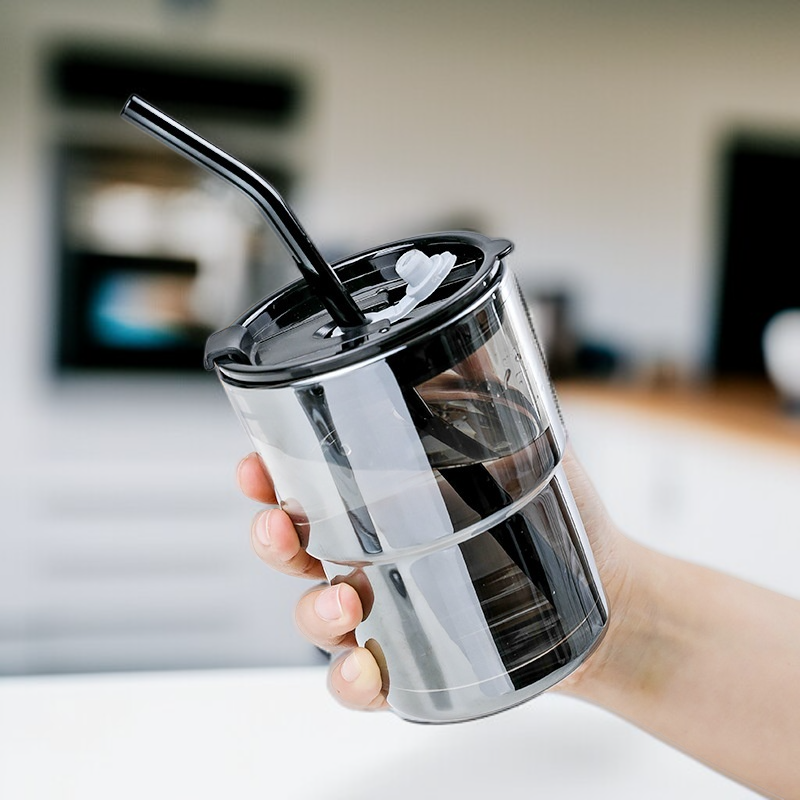 niedlicher Saftgetränkebecher