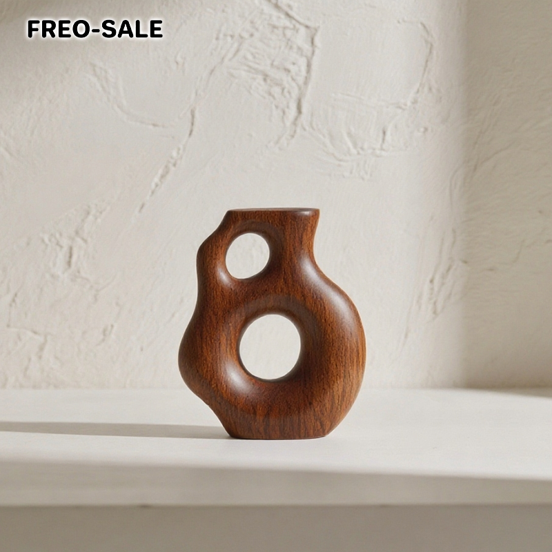 모던 인테리어와 어울리는 원목 투각 꽃병