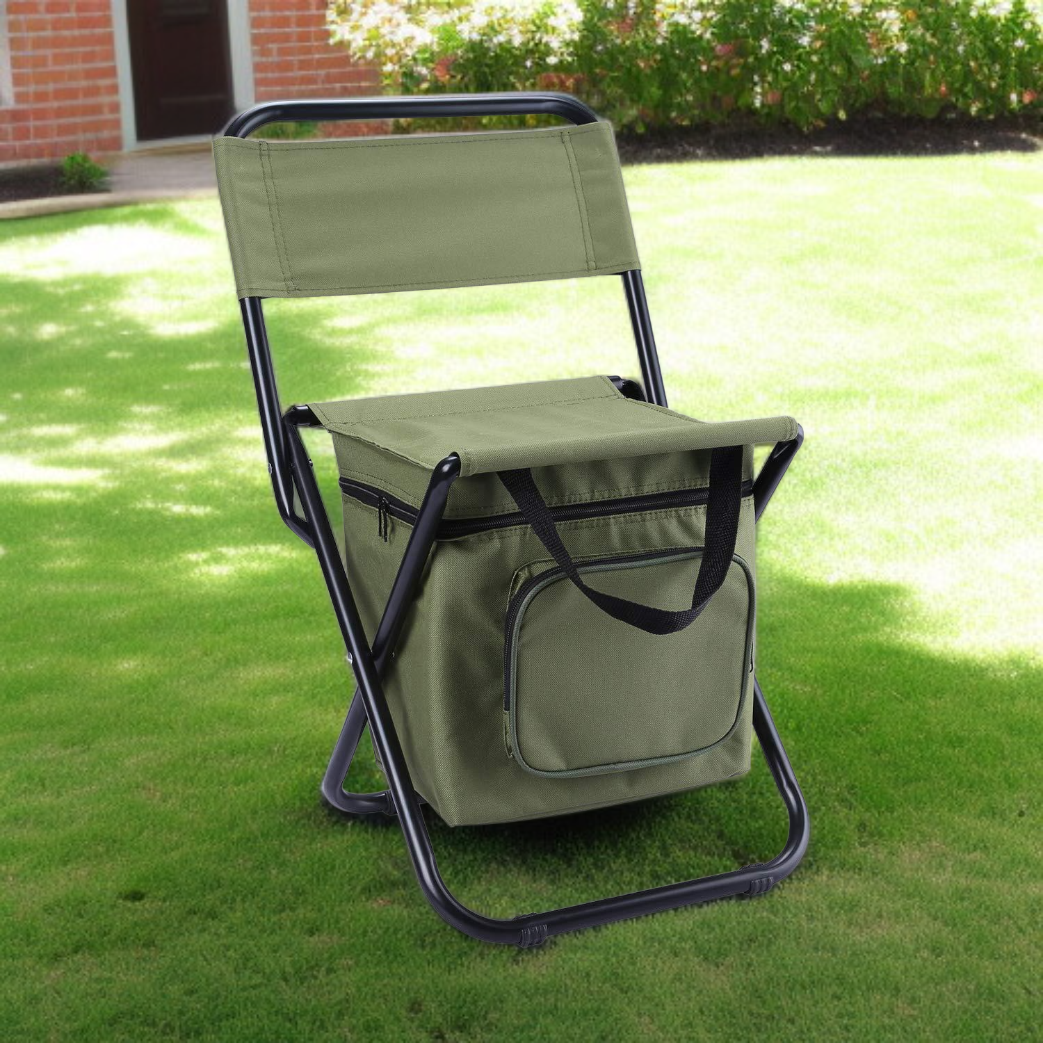 넉넉한 수납 공간을 보여주는 캠핑 의자 클로즈업