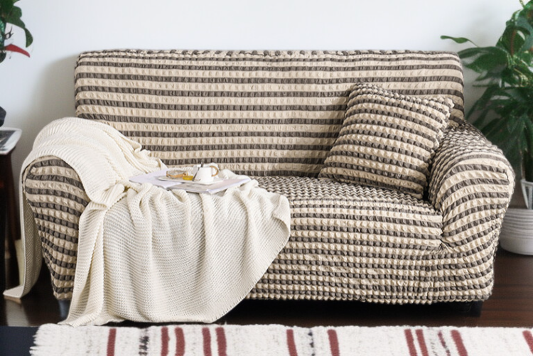 厚みと柔らかさを両立したシアサッカーソファカバーの質感