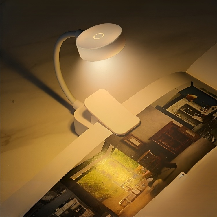 目を保護する読書用クリップランプ