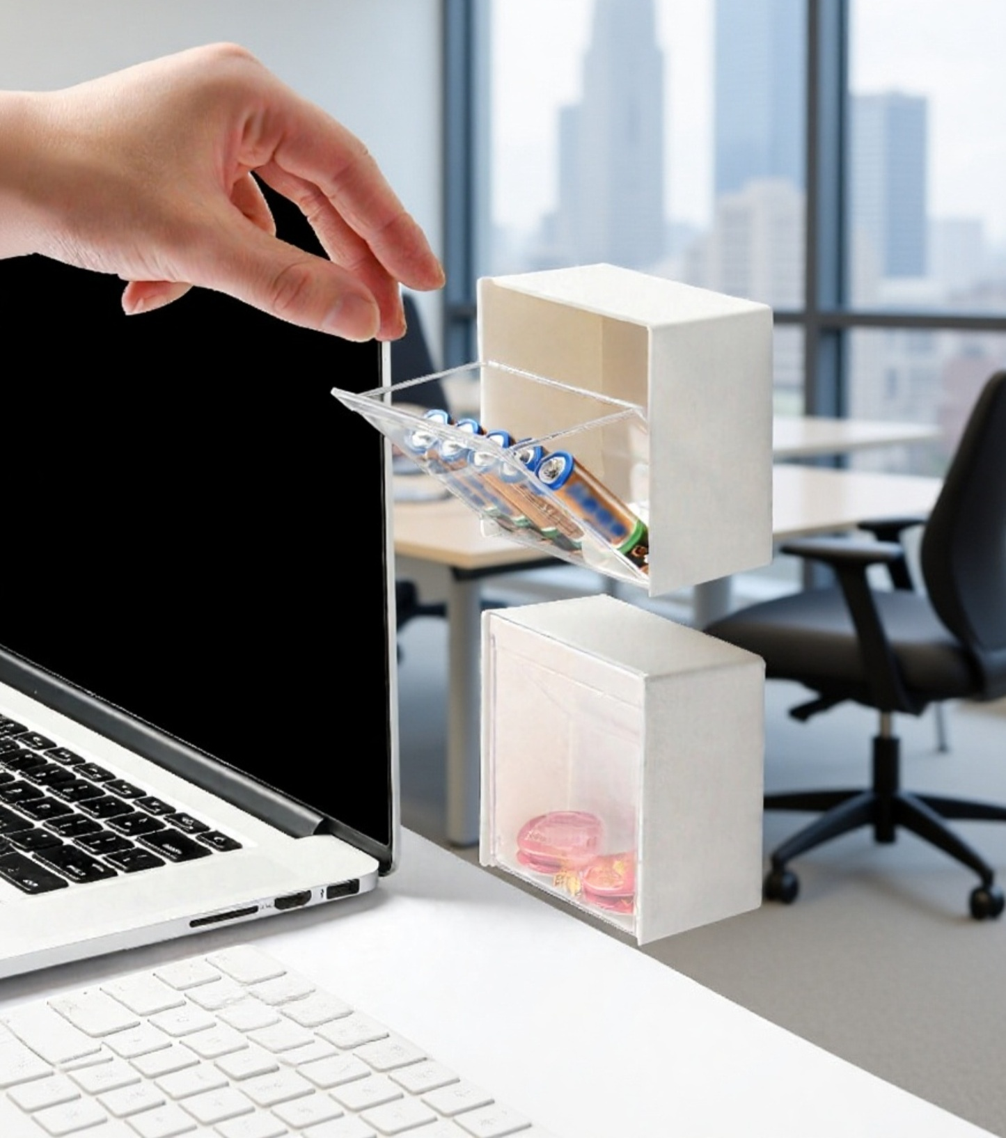 심플한 디자인의 벽걸이 정리함