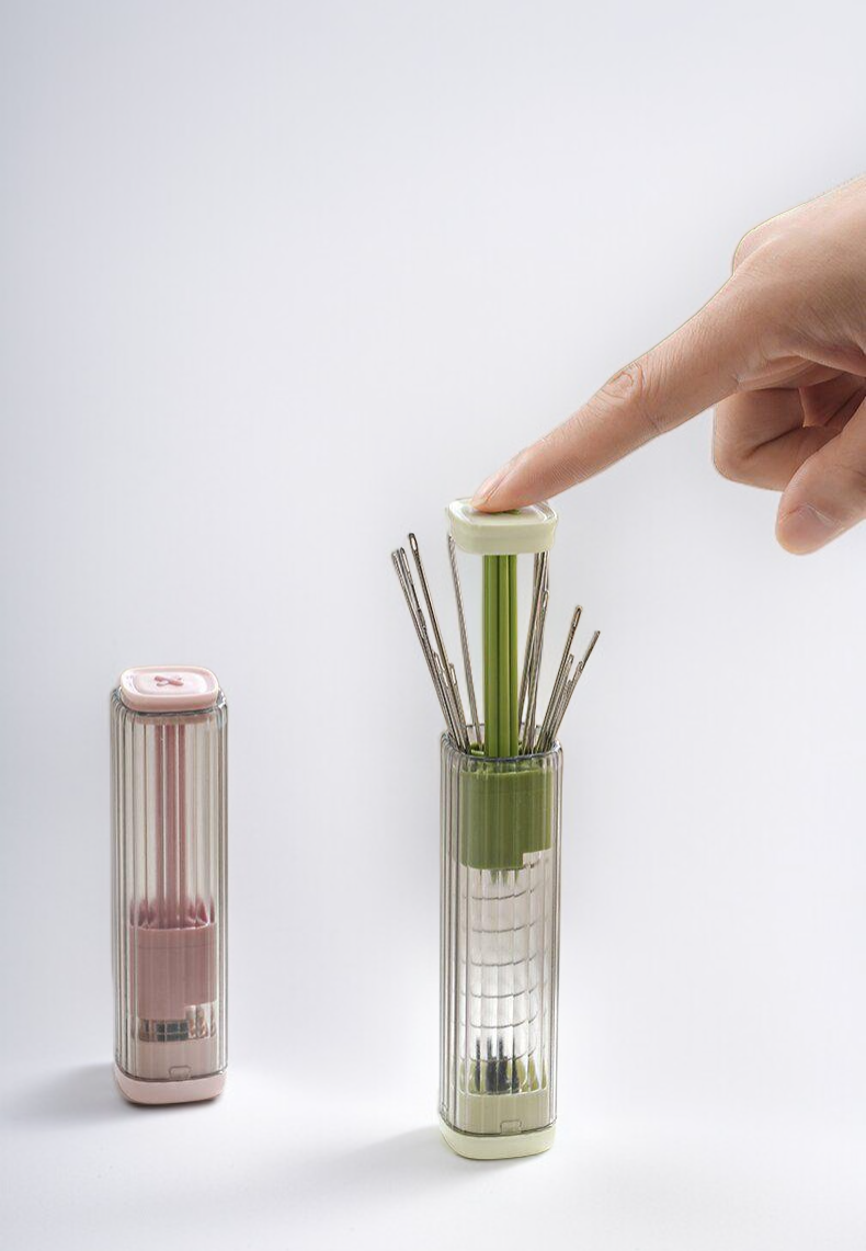 Herramientas de costura retráctiles organizadas en el estuche