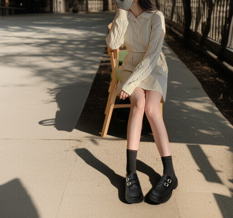 스커트와 잘 어울리는 빈티지 여성 구두 착용샷