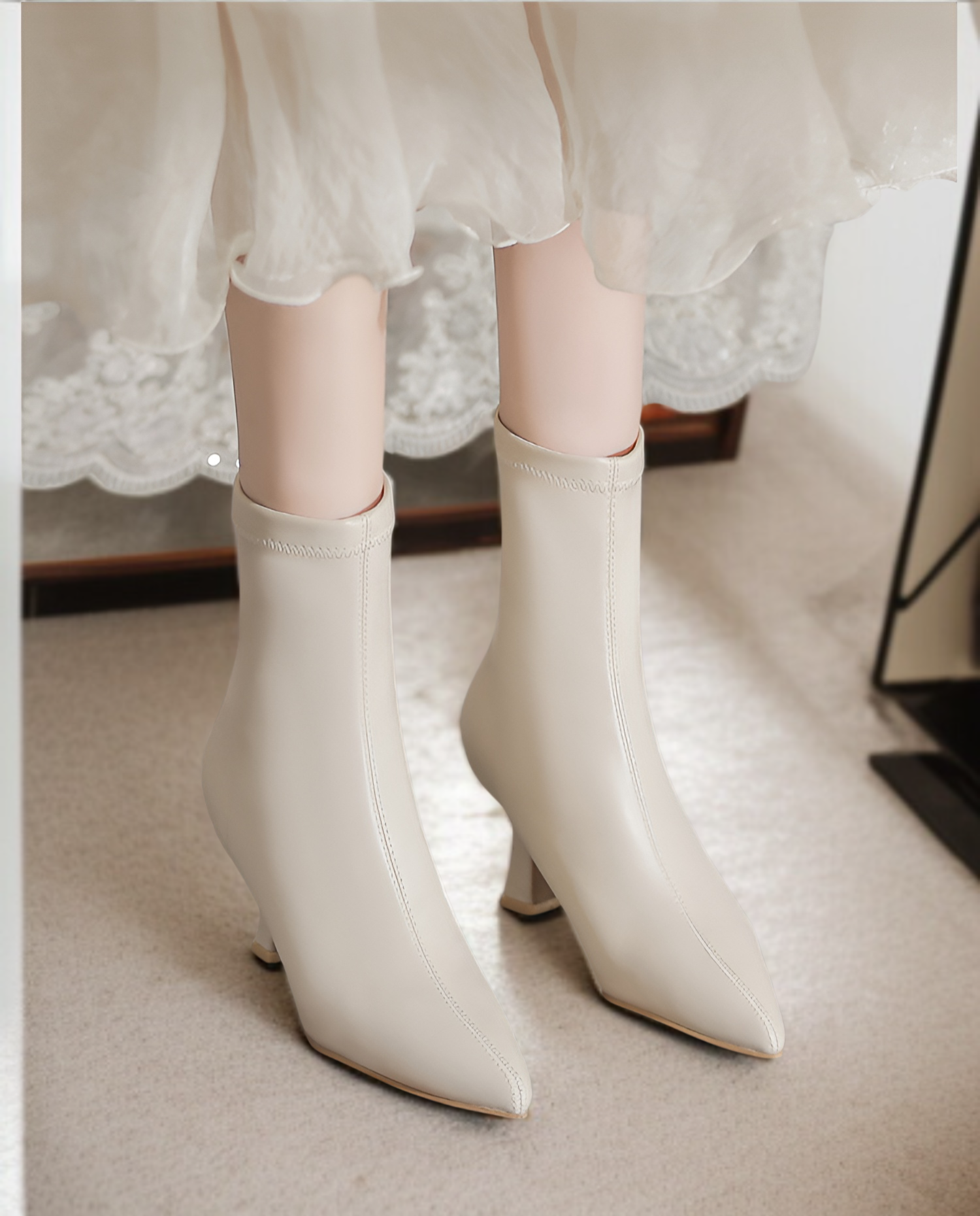 シンプル無地レディースブーツの素材感アップ