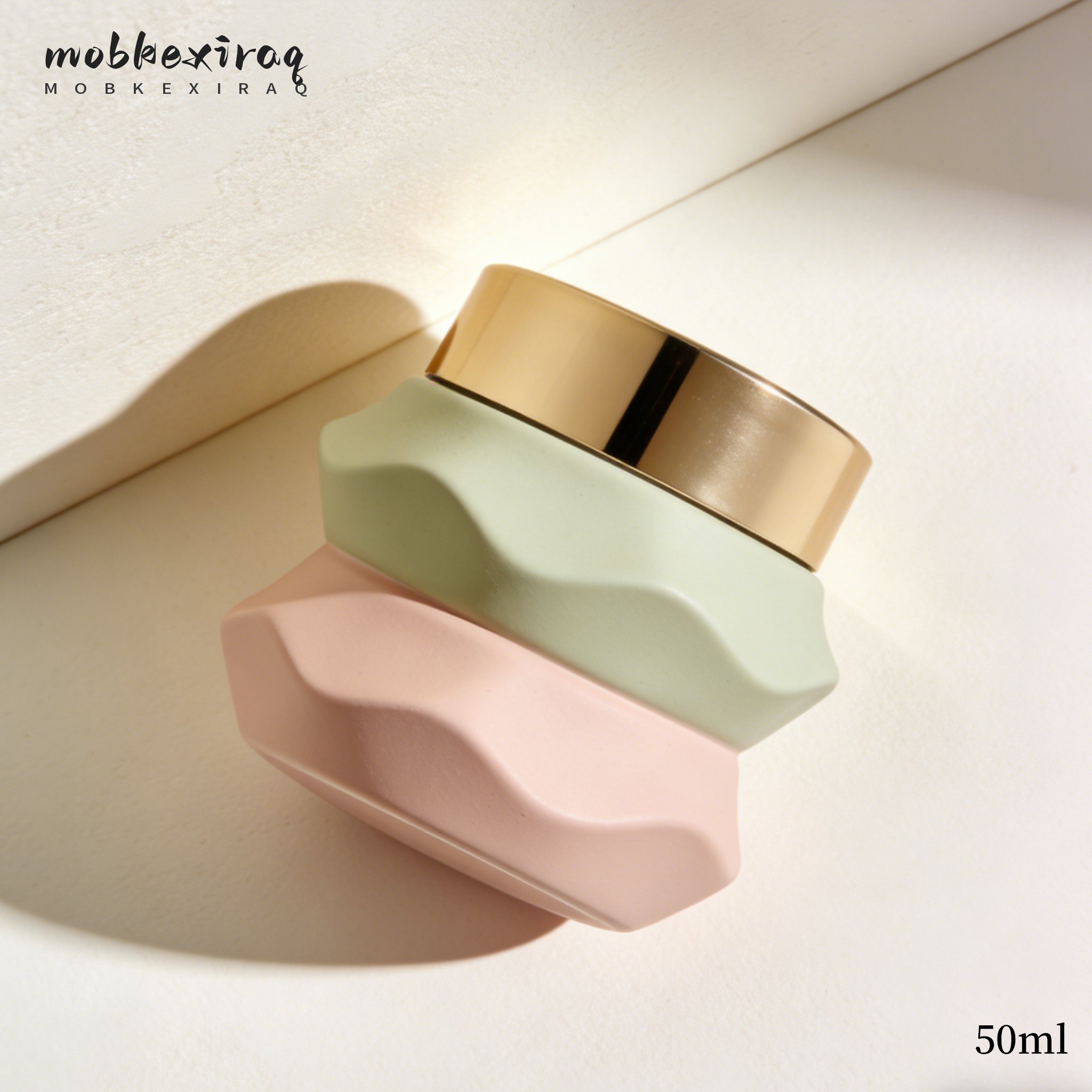 피부 정화용 머드 마스크 사용 모습