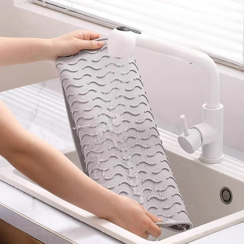 Alfombrilla de silicona para escurrir en la encimera de cocina