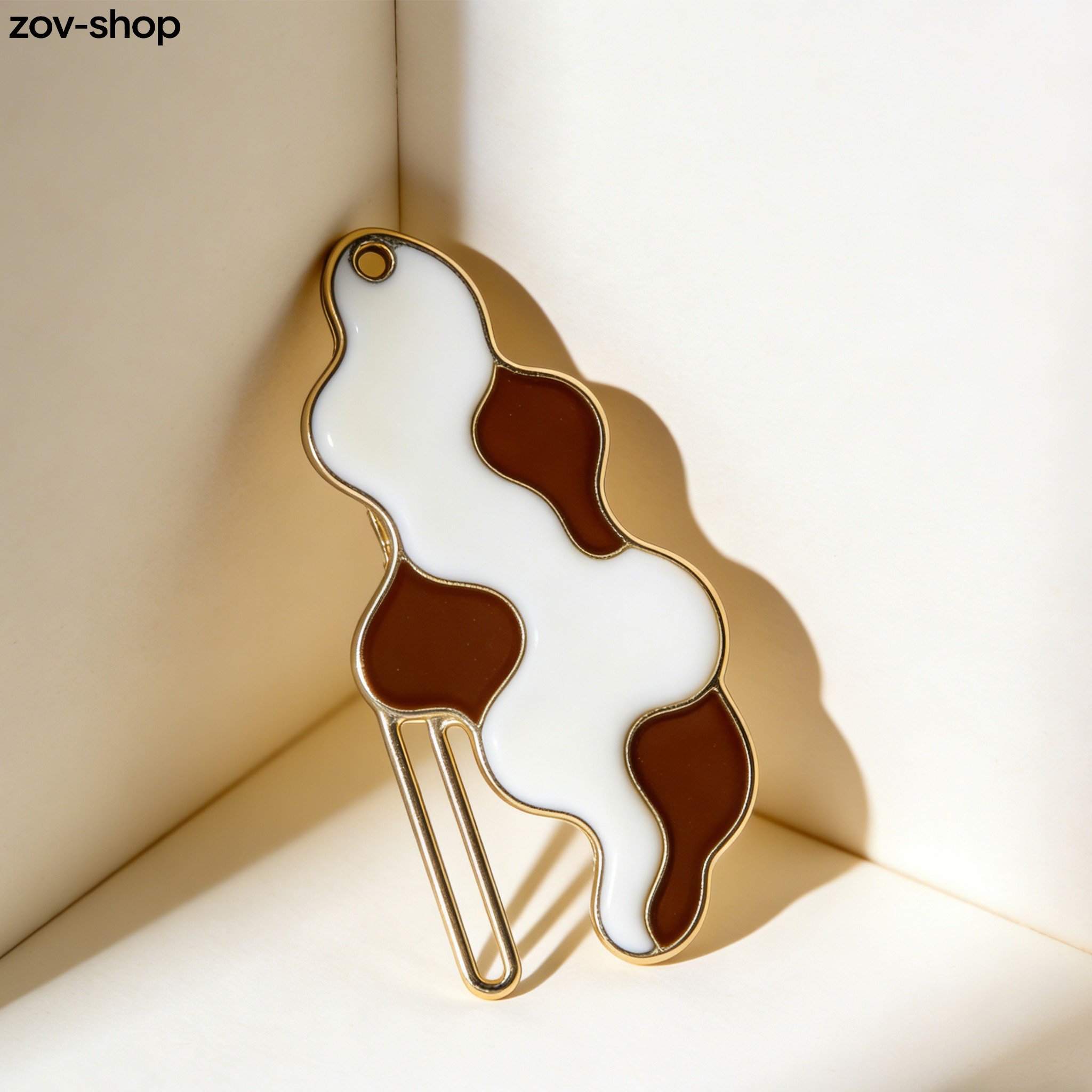 책에 꽂힌 금속 책갈피 사용 예시