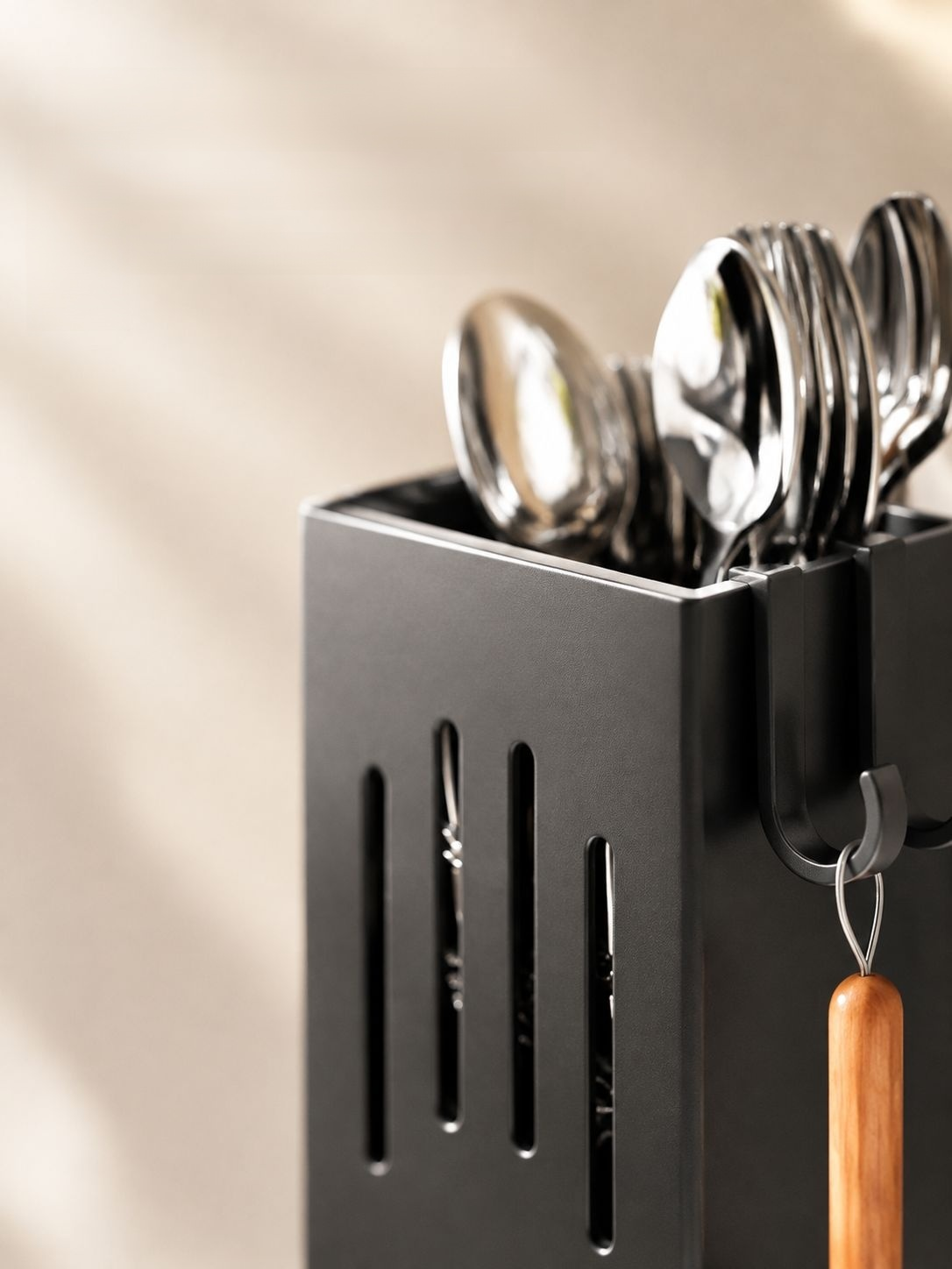 Porte-couverts de cuisine fixé au mur pour gagner de la place