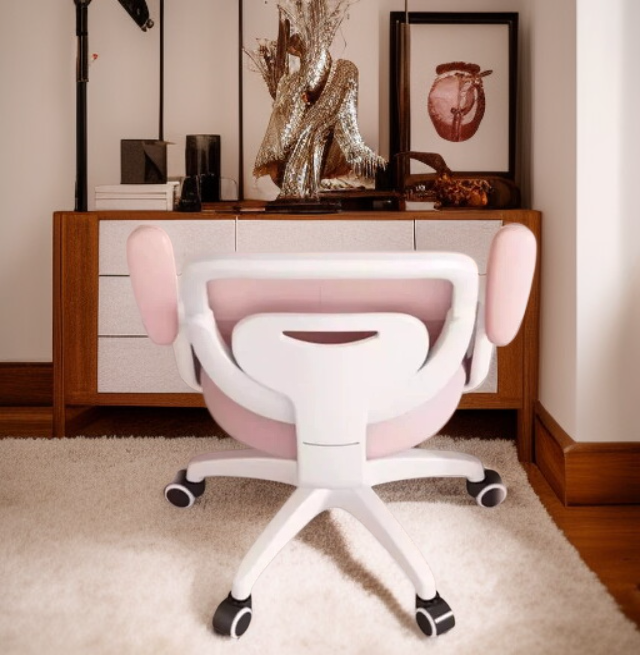 Silla de estudio infantil junto a escritorio en habitación infantil