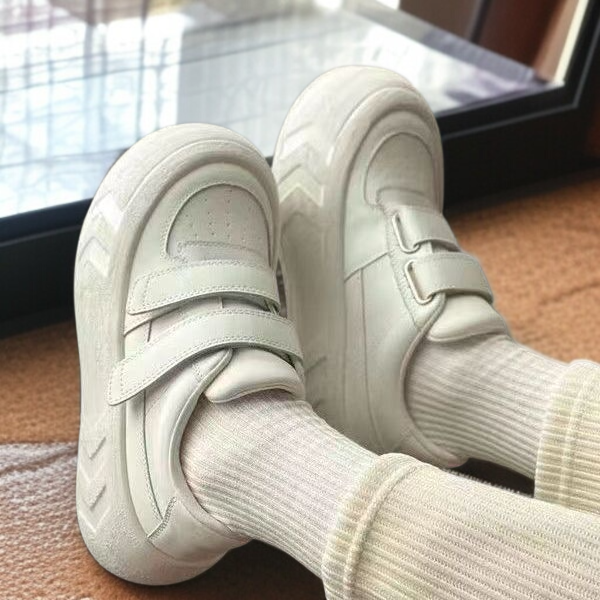春と秋の新作レディースホワイトシューズ厚底スニーカー正面画像