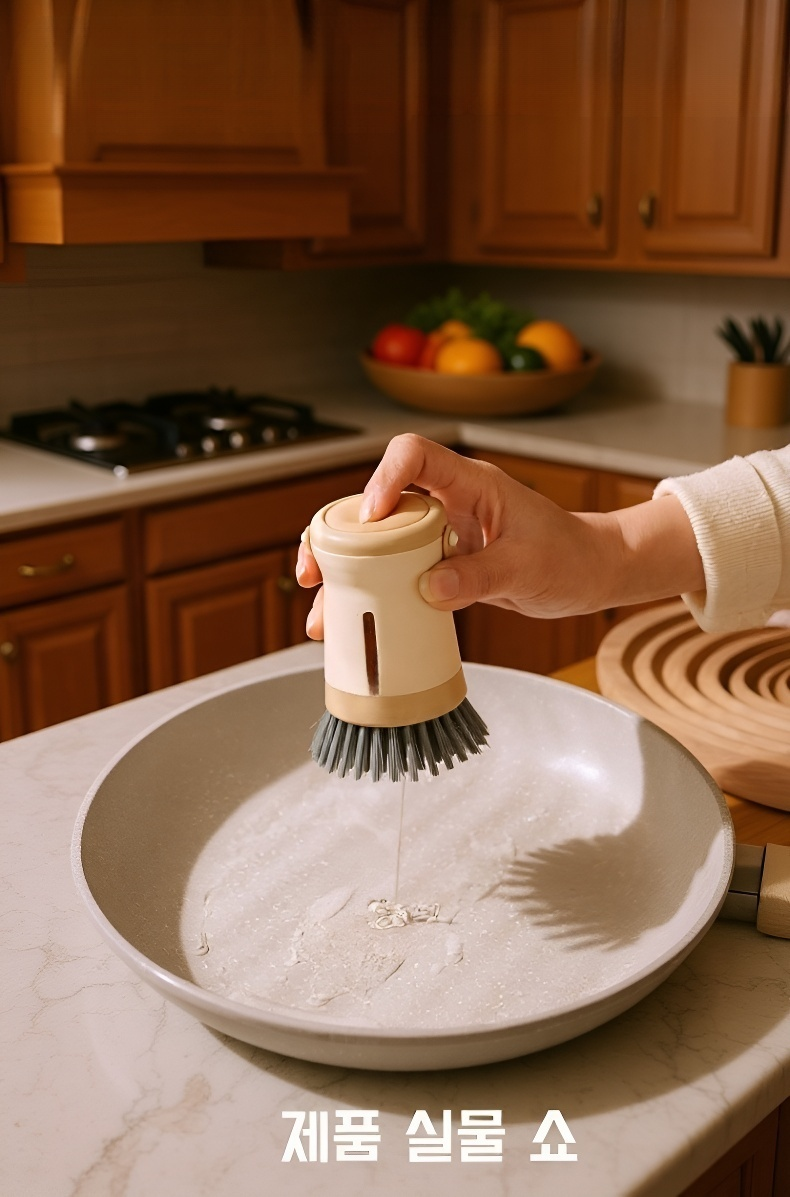 깨끗하게 설거지하는 자동 세척솔 사용 모습