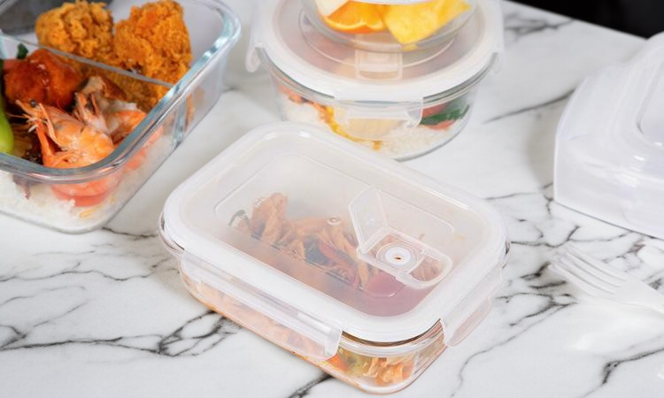 냉장고에 보관된 대용량 도시락 용기
