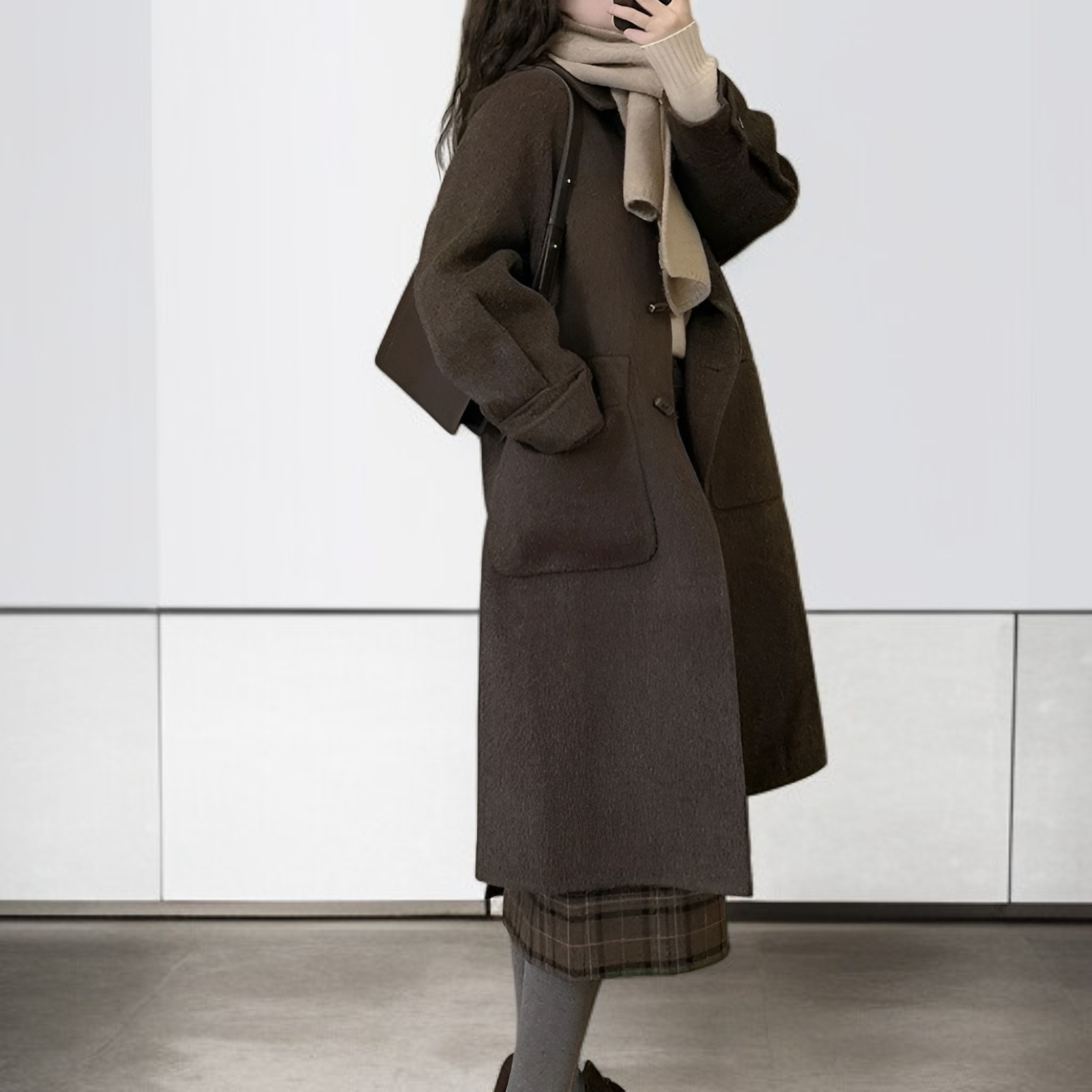 季節外れの茶色のダッフルコート