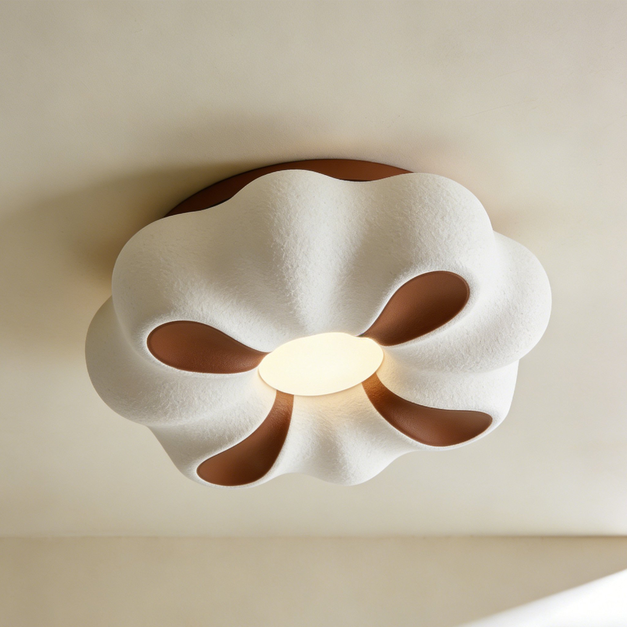 세련된 디자인의 창의적 천장등 설치 예시