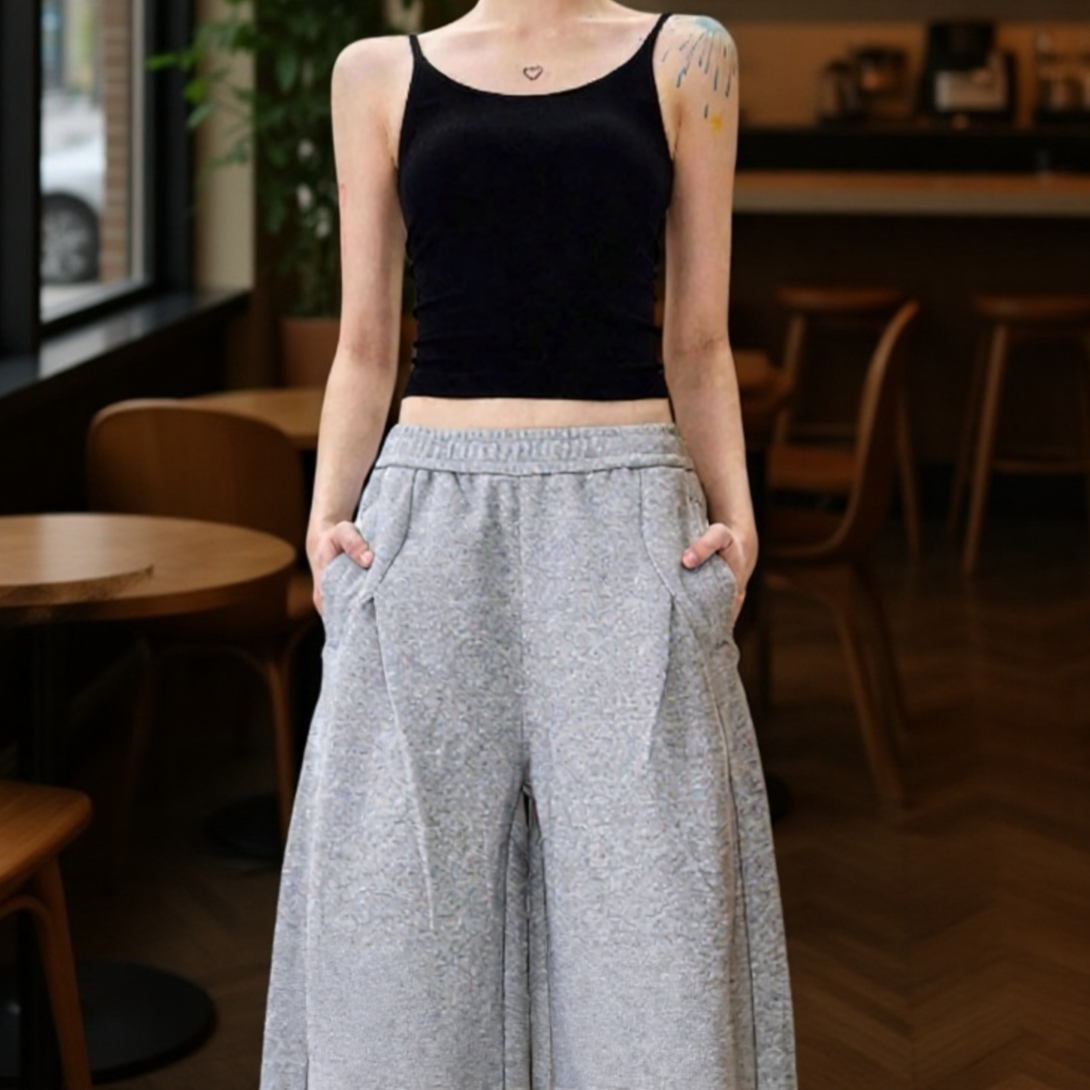 モデルが着用するワイドパンツのコーディネート