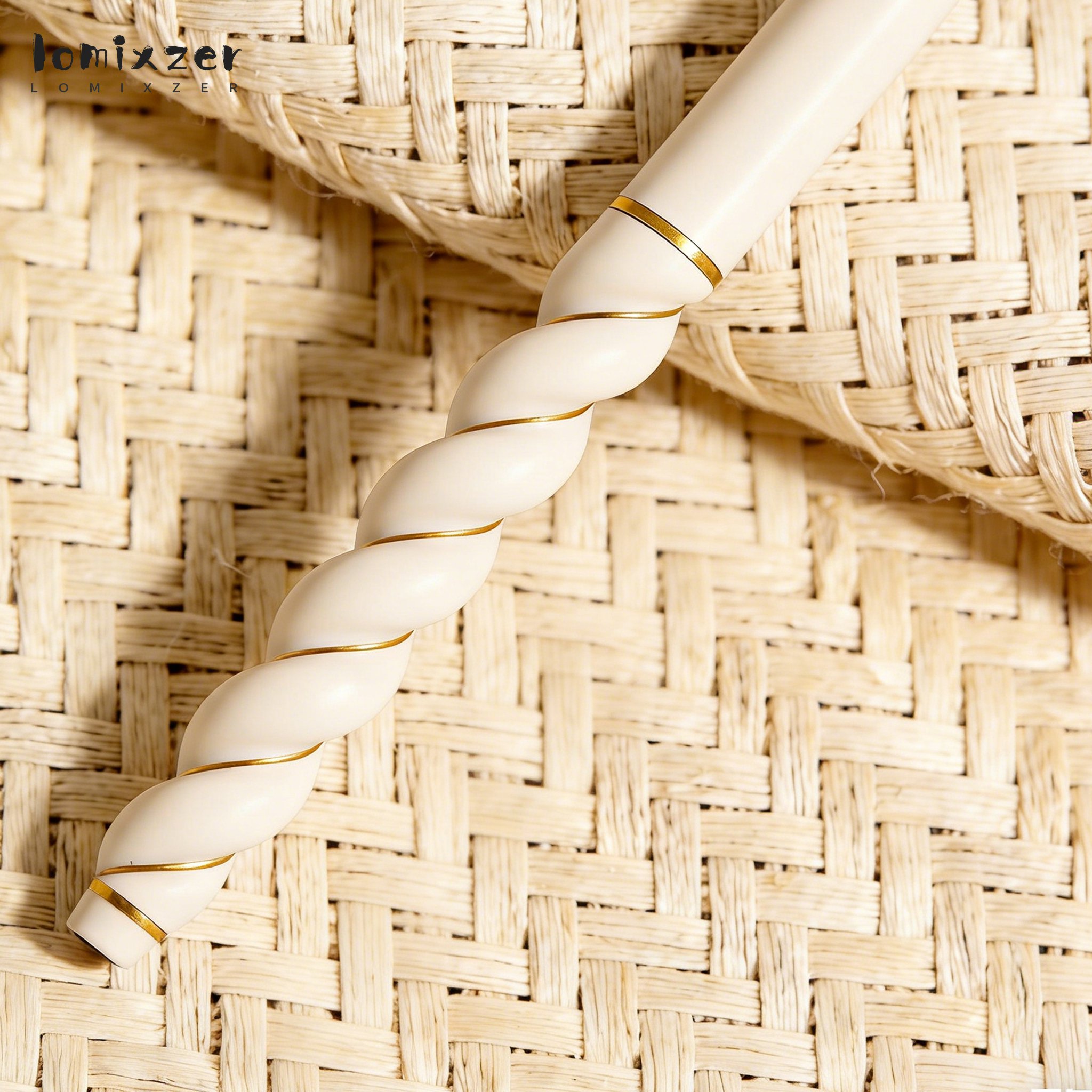 ดินสอเขียนขอบตา กันน้ำ ติดทนนาน