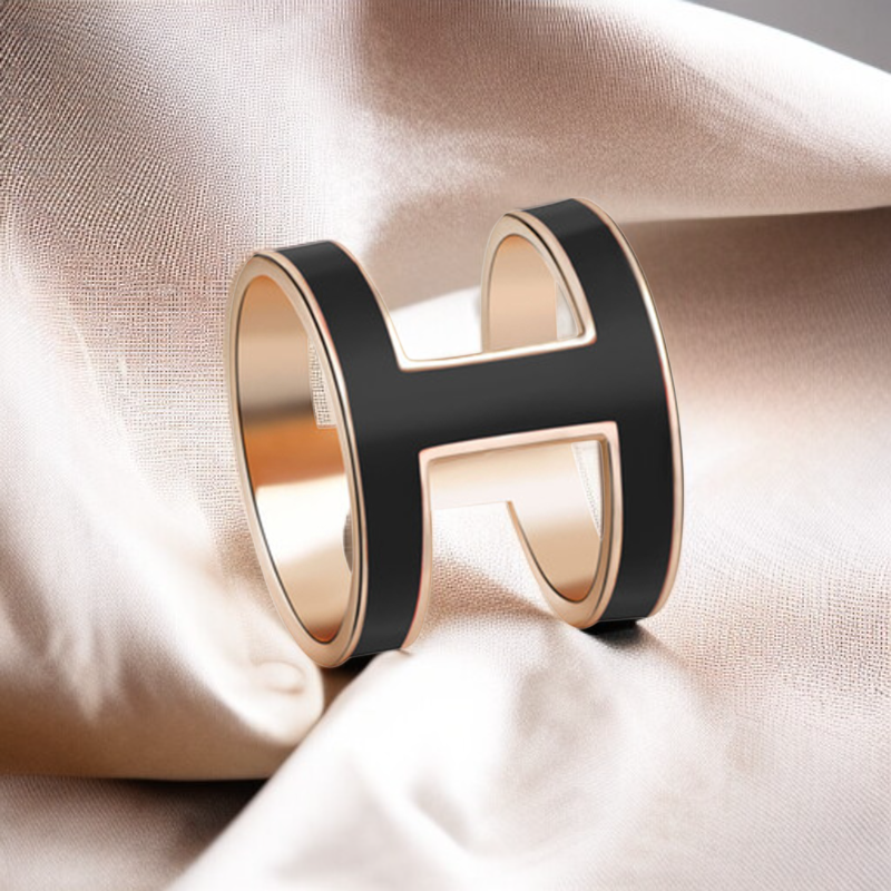 シンプルでユニークなブローチ