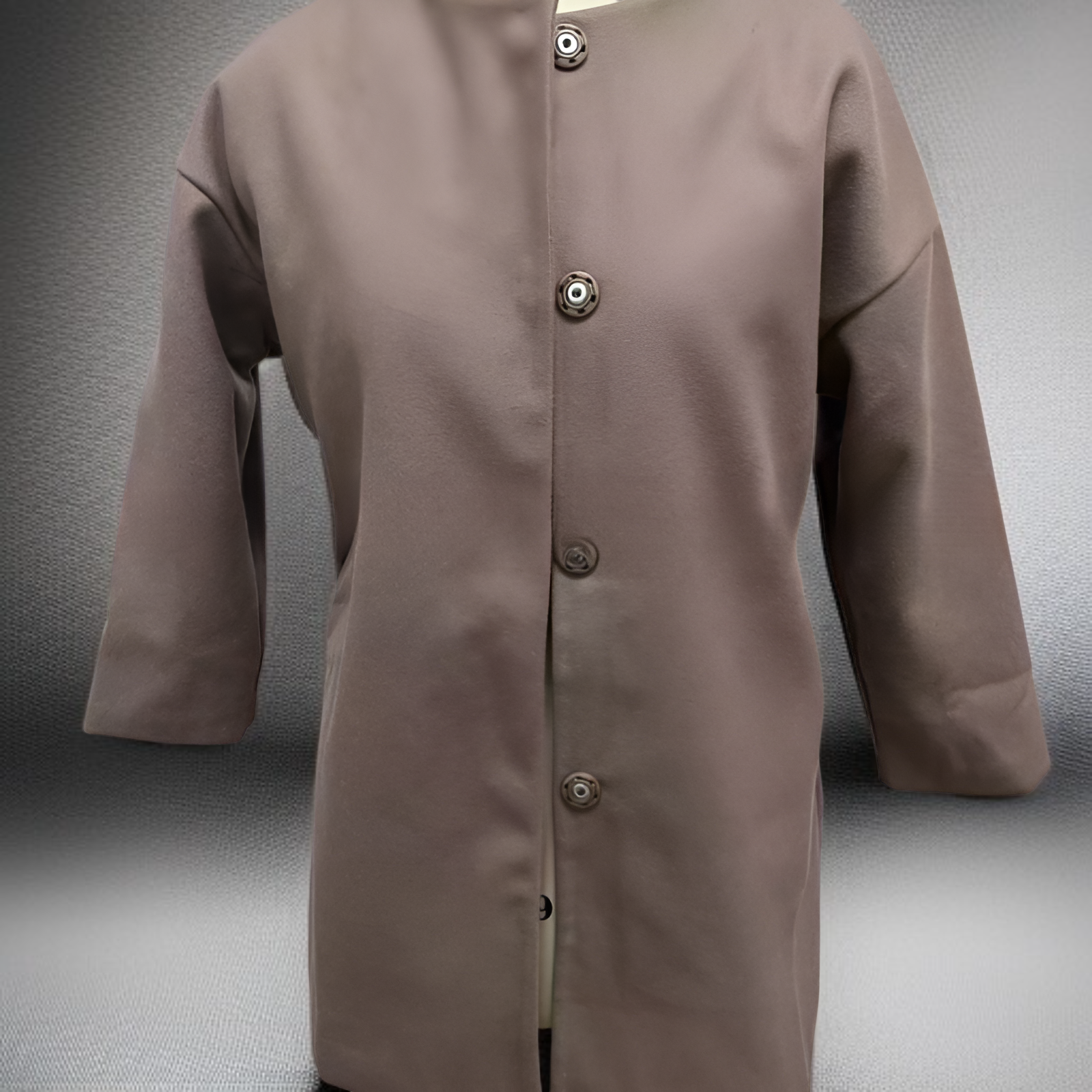 シンプルなデザインのレディースロングコート