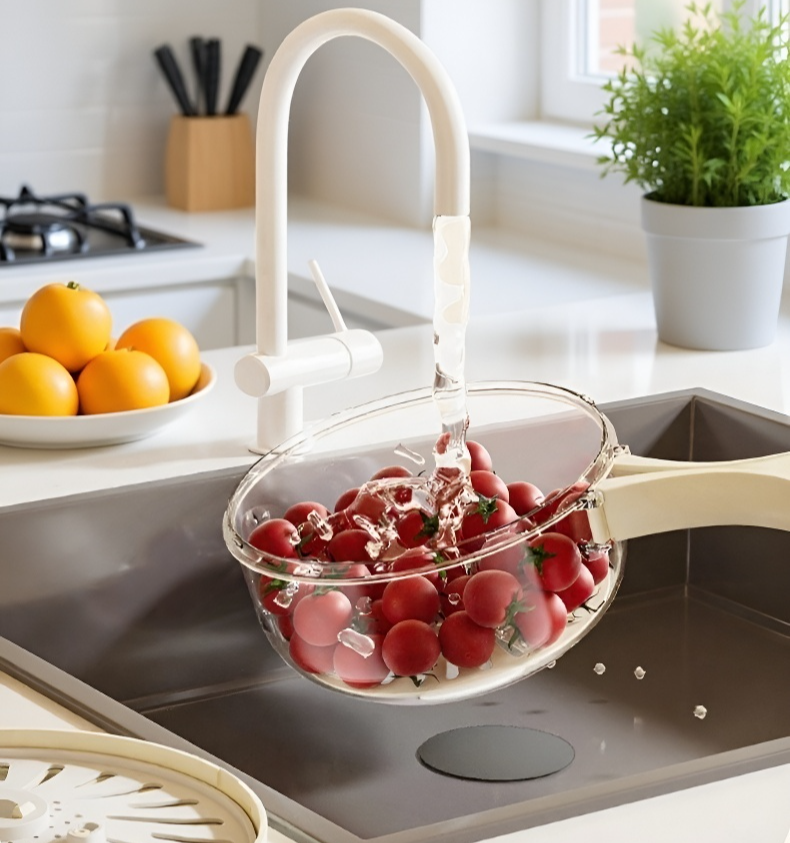 Cesta de drenaje cubierta filtrando agua