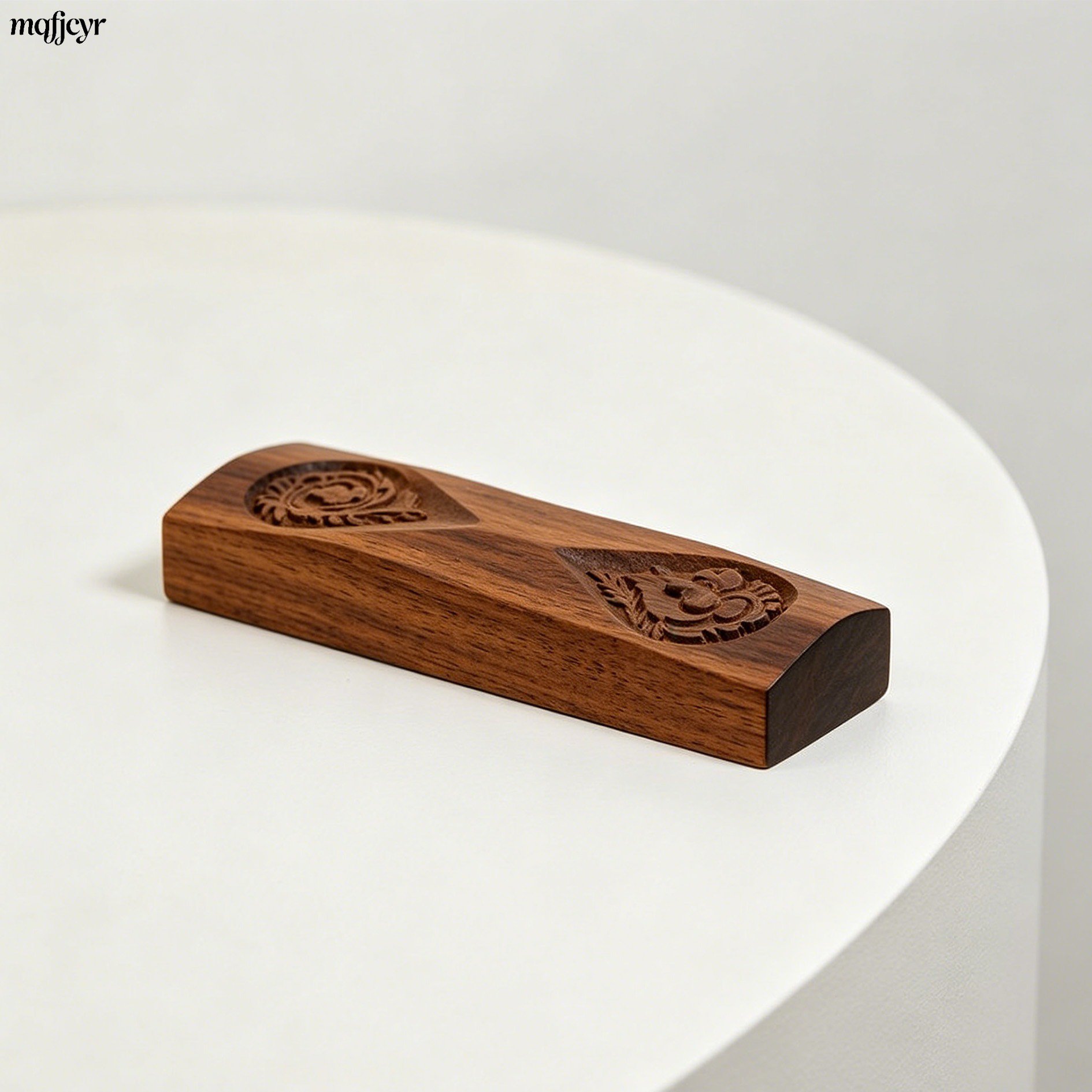 Elegantes Sandelholz-Ornament für den Schreibtisch