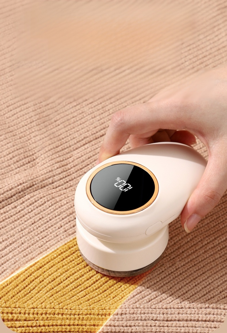 소파에 보풀 트리머 사용 장면