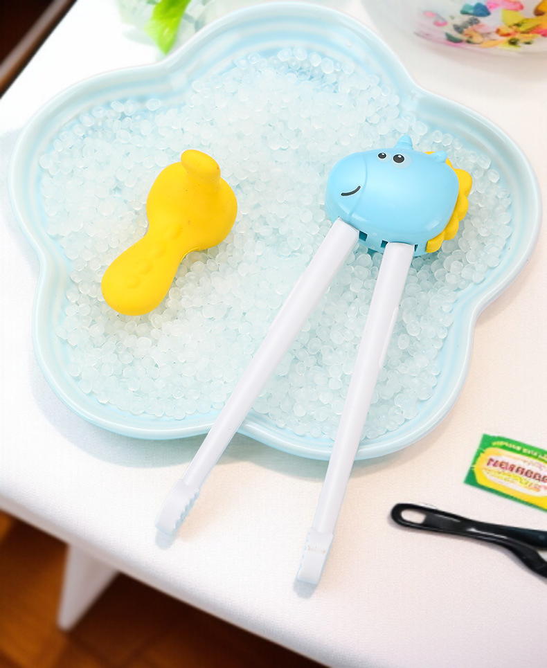 赤ちゃんが初めて使うトレーニング箸