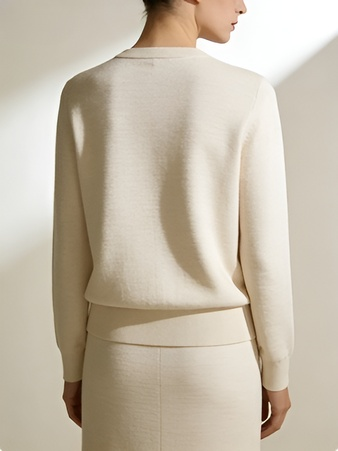 Detailansicht goldene Knöpfe an der Strickjacke