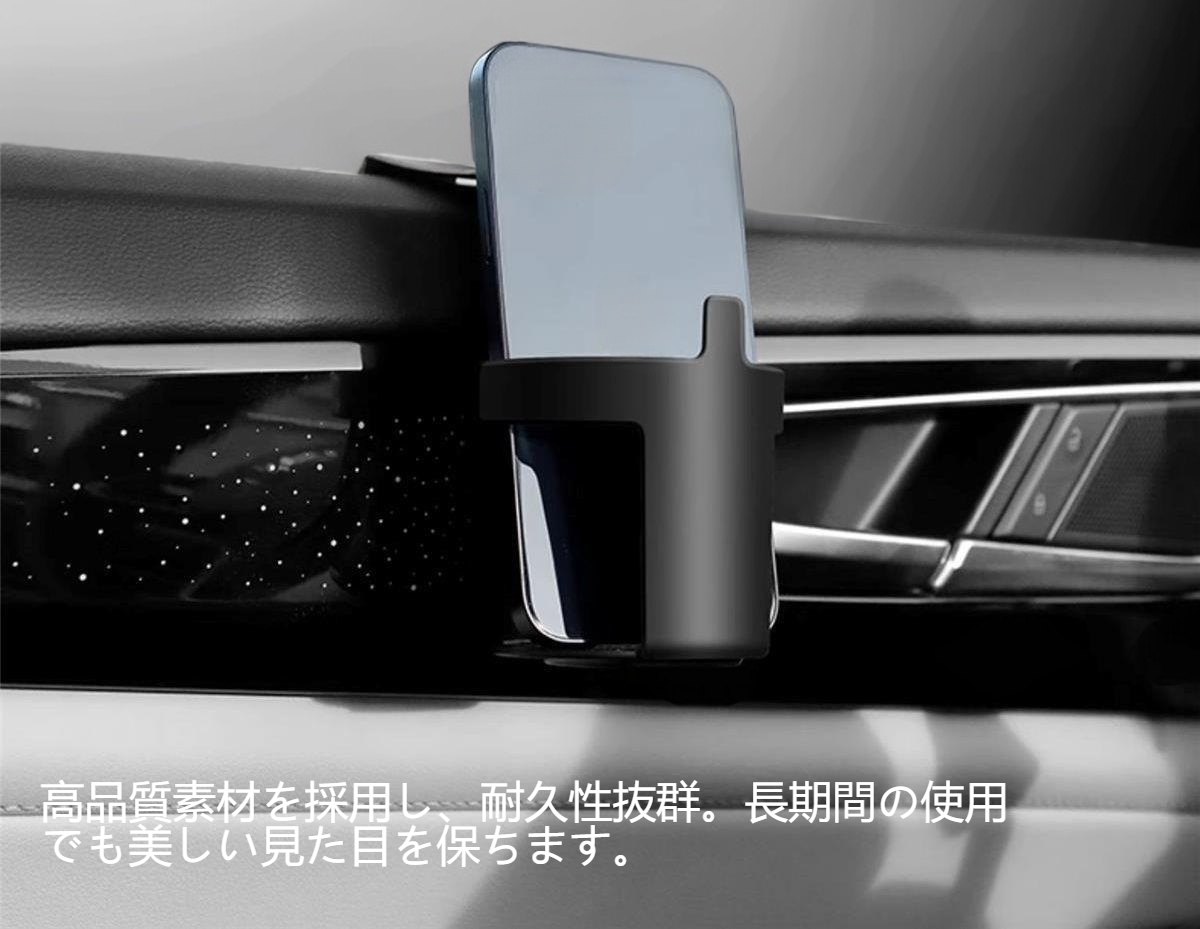 車内に設置されたコップ物置棚の利用シーン