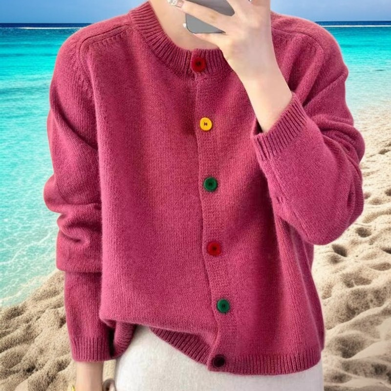 年齢を感じさせないカラーボタンセーター