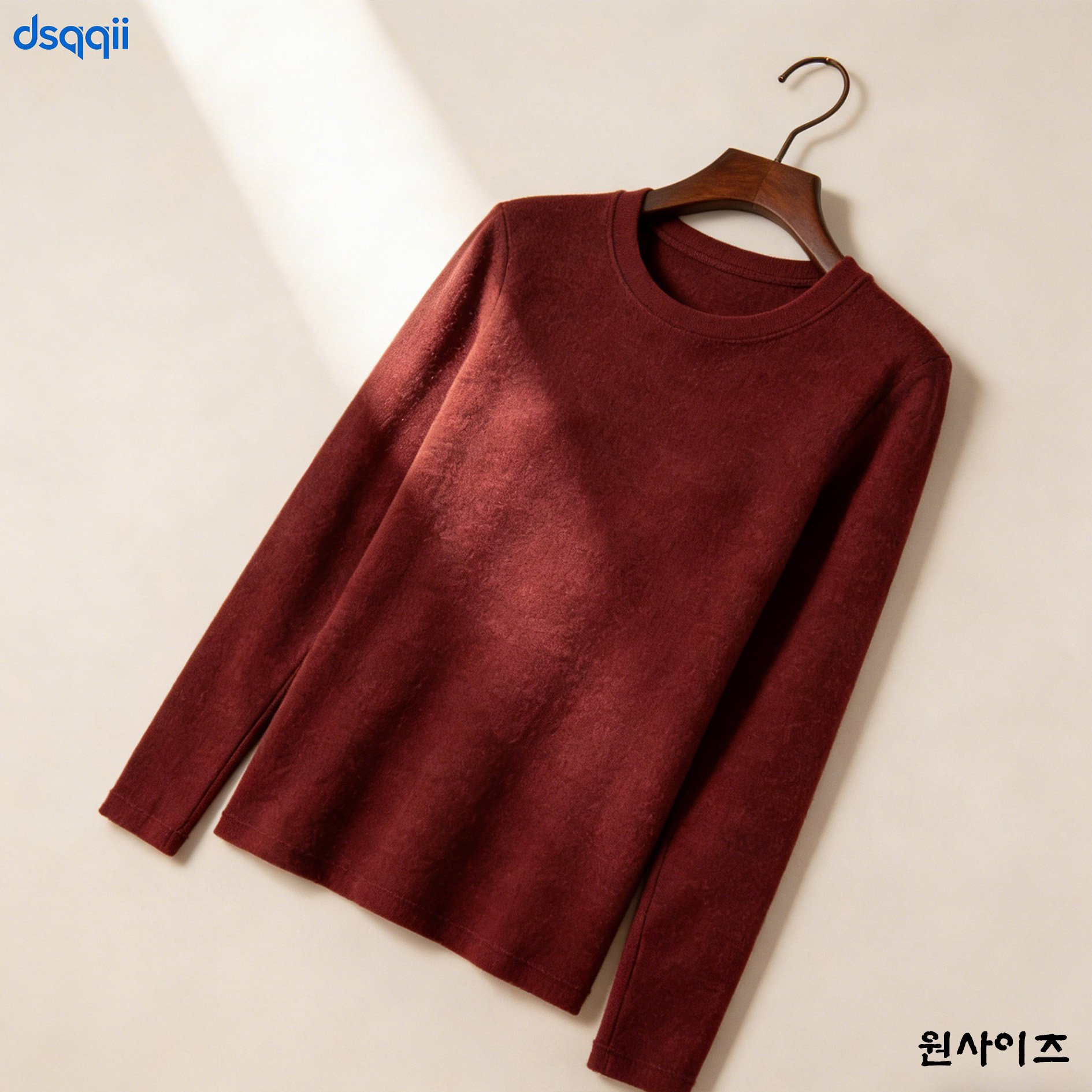 여성이 착용한 버건디 크루넥 니트 스웨터