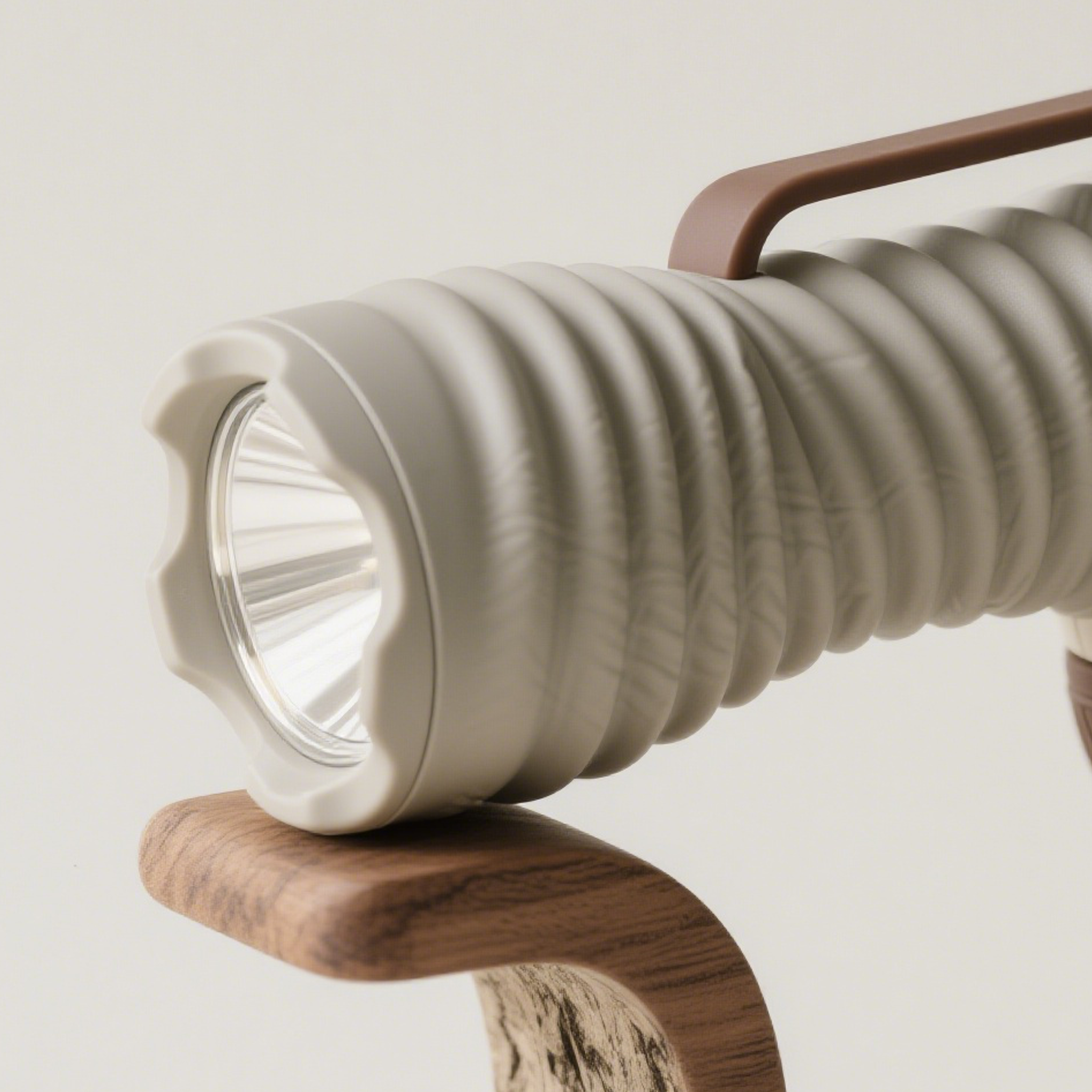 手持戶外手電筒於露營現場使用