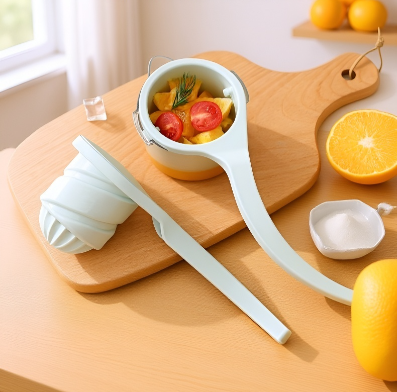 신선한 주스가 추출되는 모습