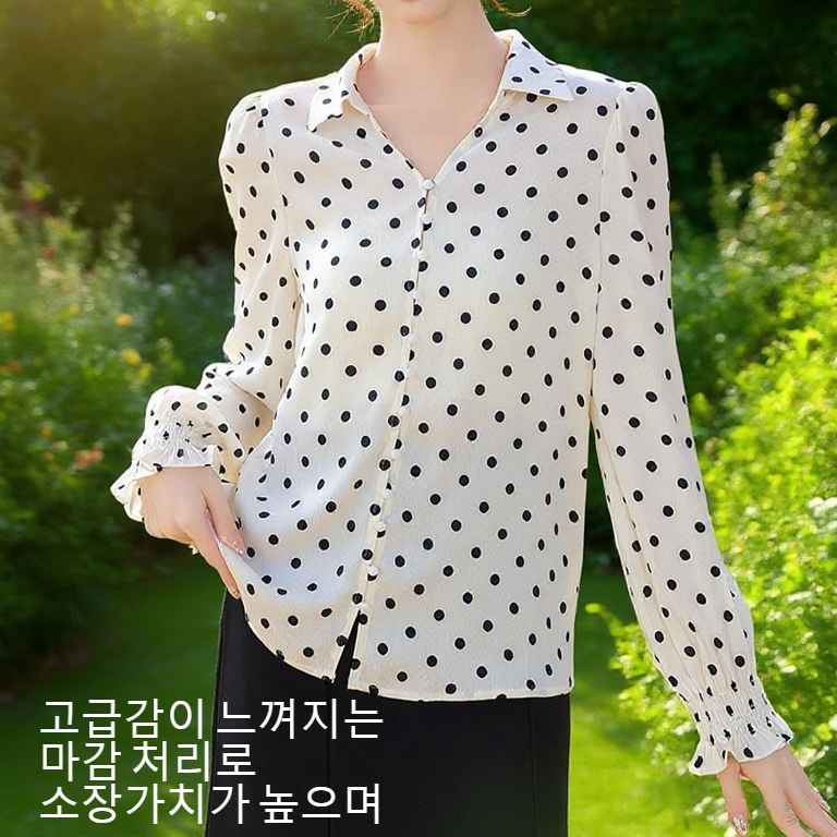 세련된 흑백 웨이브 패턴의 여성 긴팔 셔츠 착용샷