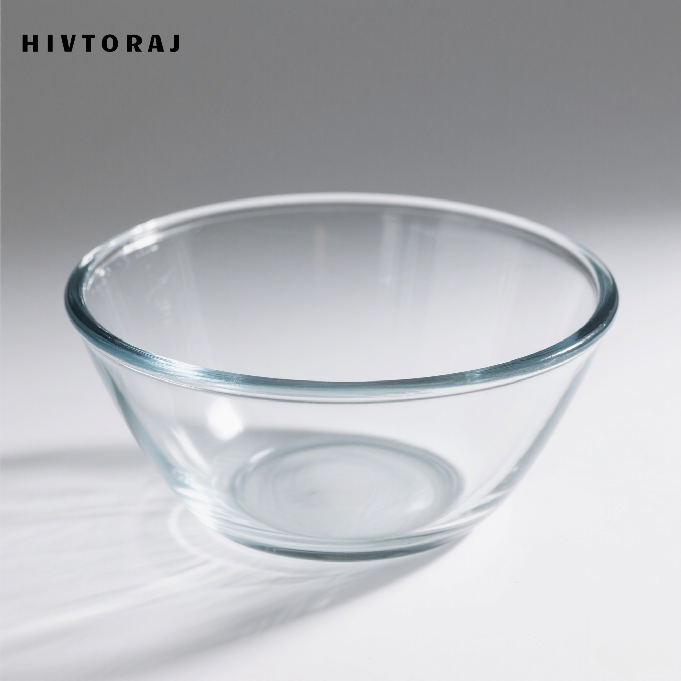 Stijlvolle glazen slakom op een gedekte tafel