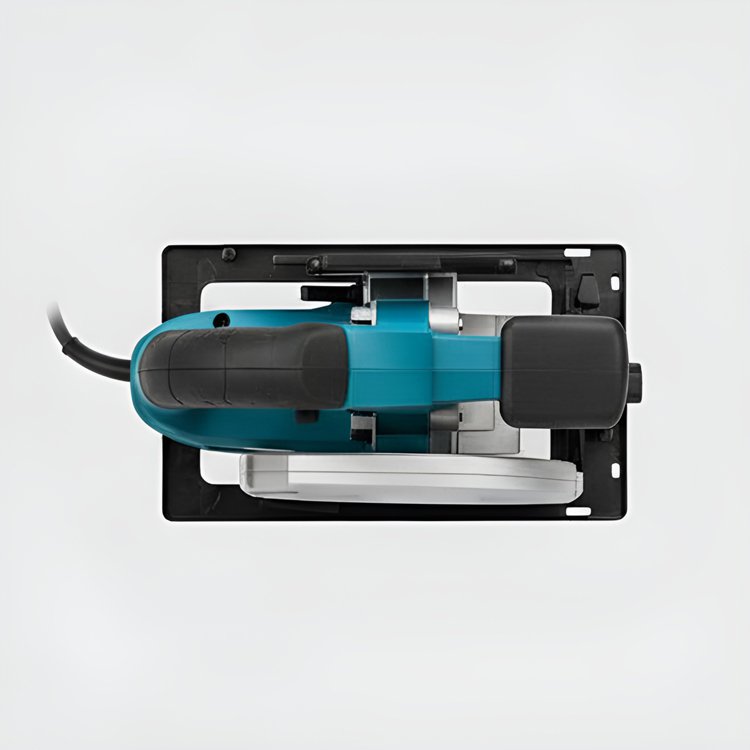 소형 전기톱의 배터리 교체 장면