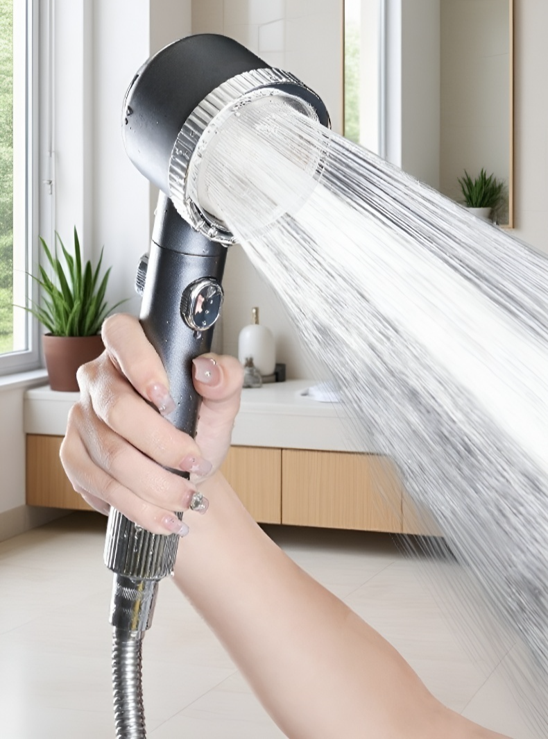 욕실에 설치된 고압 샤워기 세트 실사용 모습