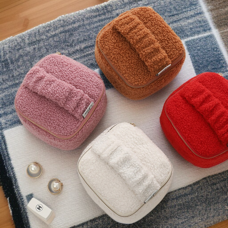 Español: Bolsa organizadora de joyas y maquillaje de terciopelo, portátil y elegante