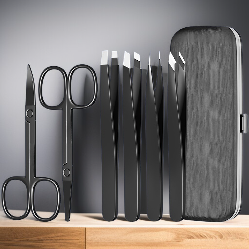 수염 족집게로 수염 정리하는 남성