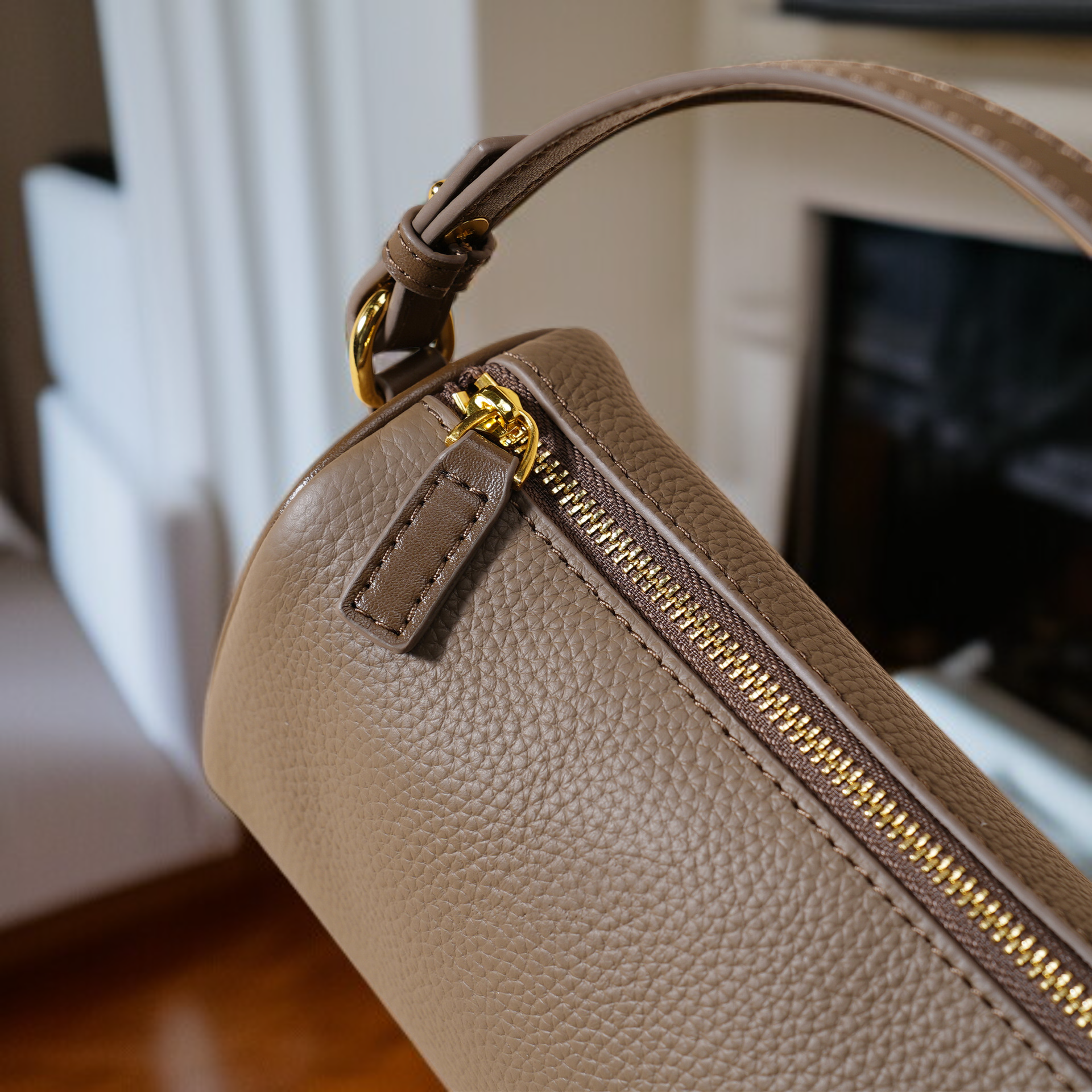 حقيبة يد نسائية من جلد البقر الطبيعي الفاخر