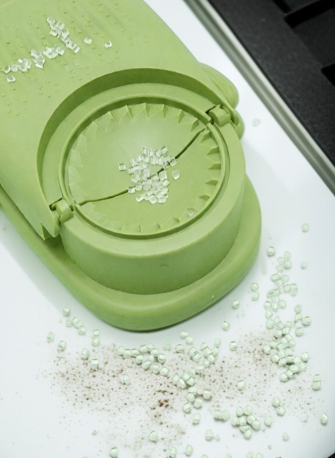 만두 프레스로 만두를 압축하는 장면